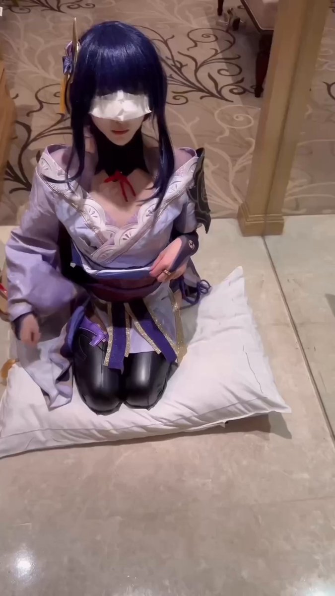 蒙眼紫发Cos美少女跪地深喉大屌狂舔吞精