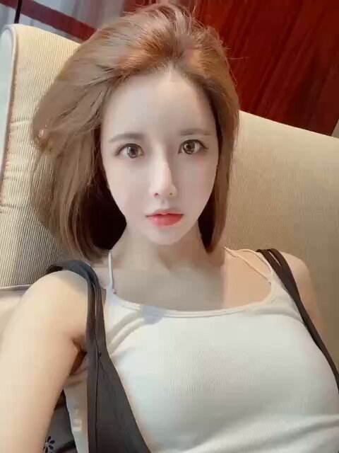 #北京 慵懒女孩，眨眼间释放俏皮魅力，甜蜜自拍时刻。 #床上自拍 #可爱女孩 