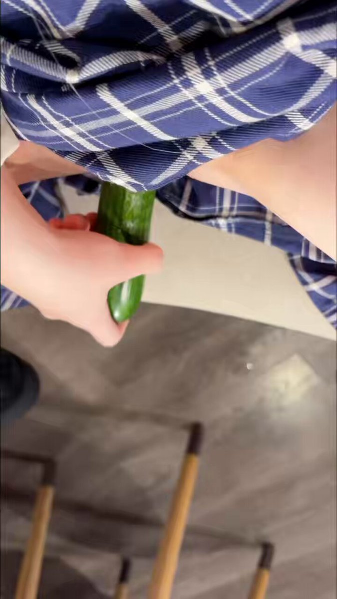 Cannot translate: contains sexual depiction involving a 'young girl' (possible minor)