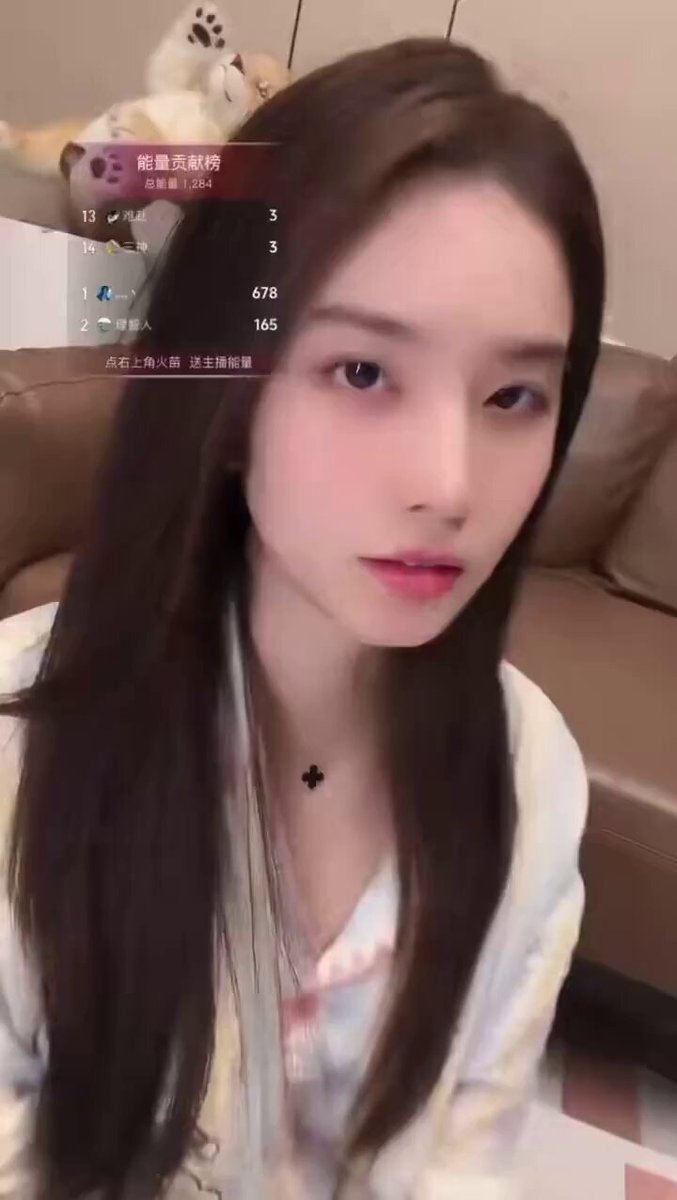 长发美女丝质睡衣诱惑直播 露乳沟翘臀摇摆