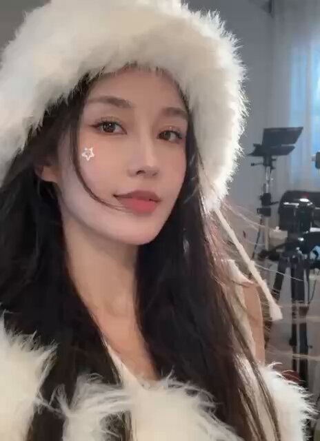 白毛帽诱惑美女圣诞骚浪自拍 唇红眼媚勾魂摄魄