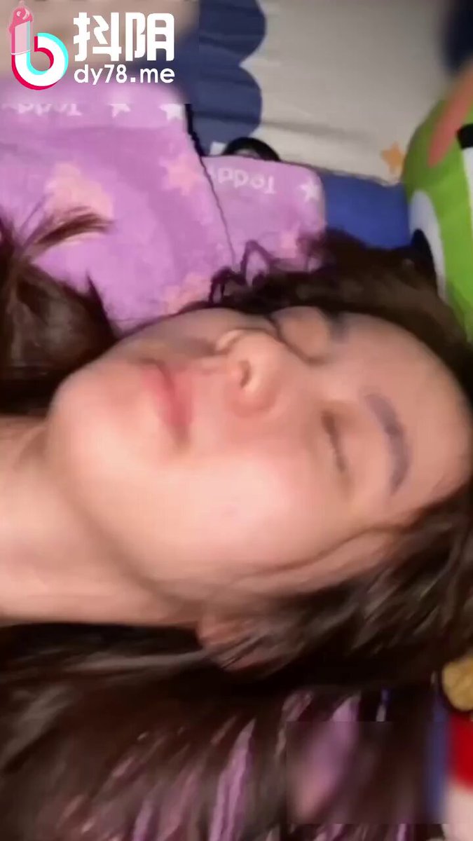 熟睡少女がベッドで激しく突かれる！毛深いマンコを太いチンポが激しく突きまくりイキ乱れる