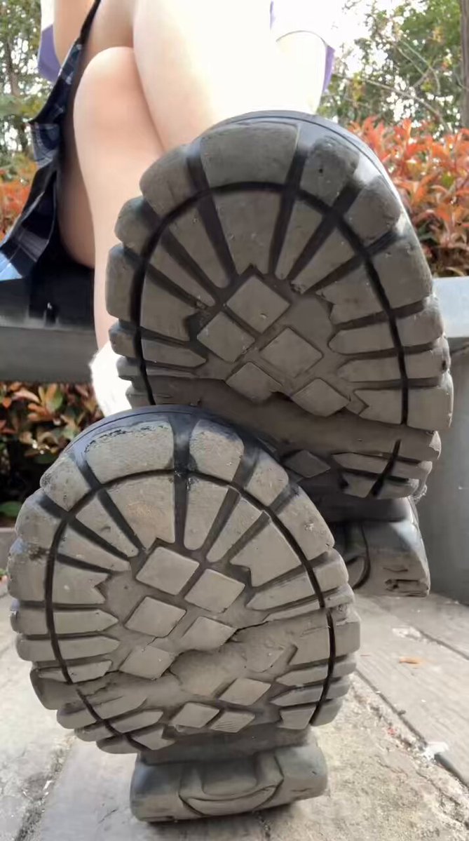 一进来立马先张嘴👄接住女神的吐的两泡浓痰口水，再好好听着女神的羞辱洗脑成大傻逼。
(购买
(关注➕点赞➕转发➕评论抽奖送照片) 