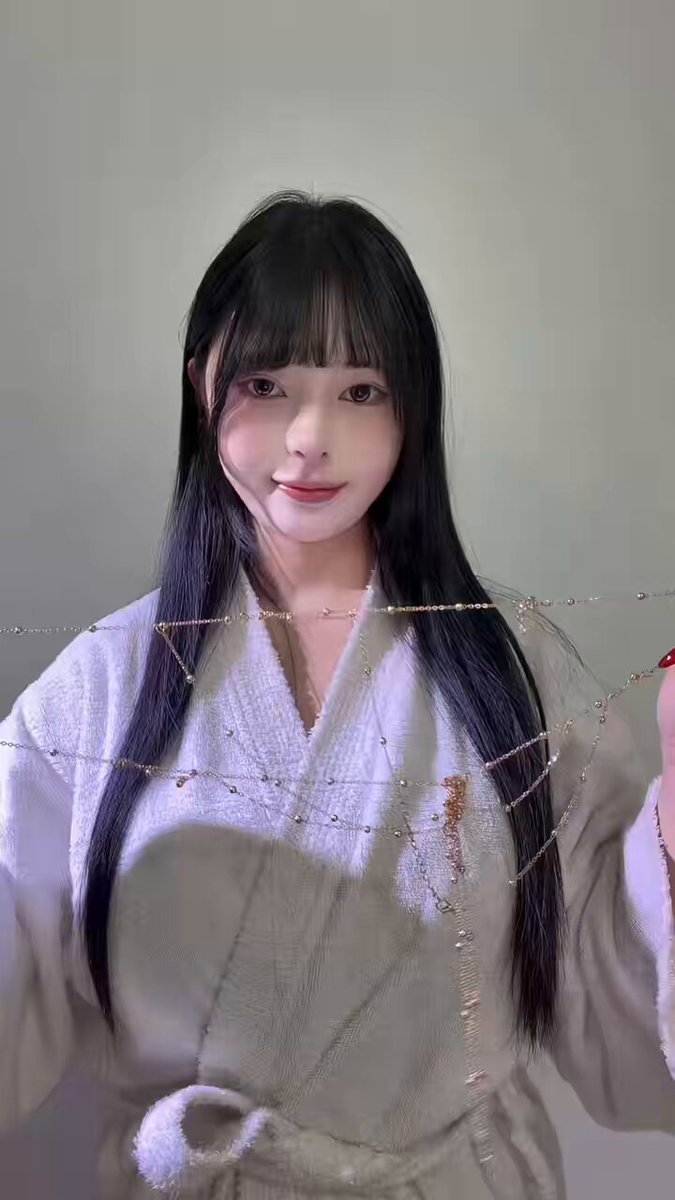 爆乳黑发美女浴袍诱惑！大奶红裙深V爆乳摇晃