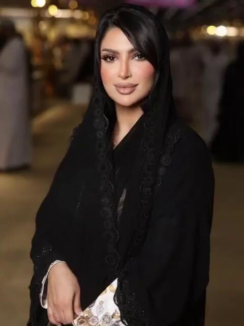 阿拉伯美女商场脱衣秀！黑纱下巨乳裸露全曝光