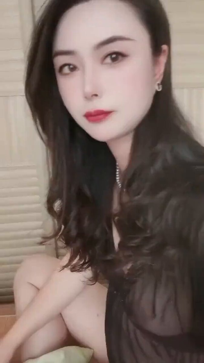 黑丝美女诱惑坐姿 透视装露大腿翘臀 等你操翻