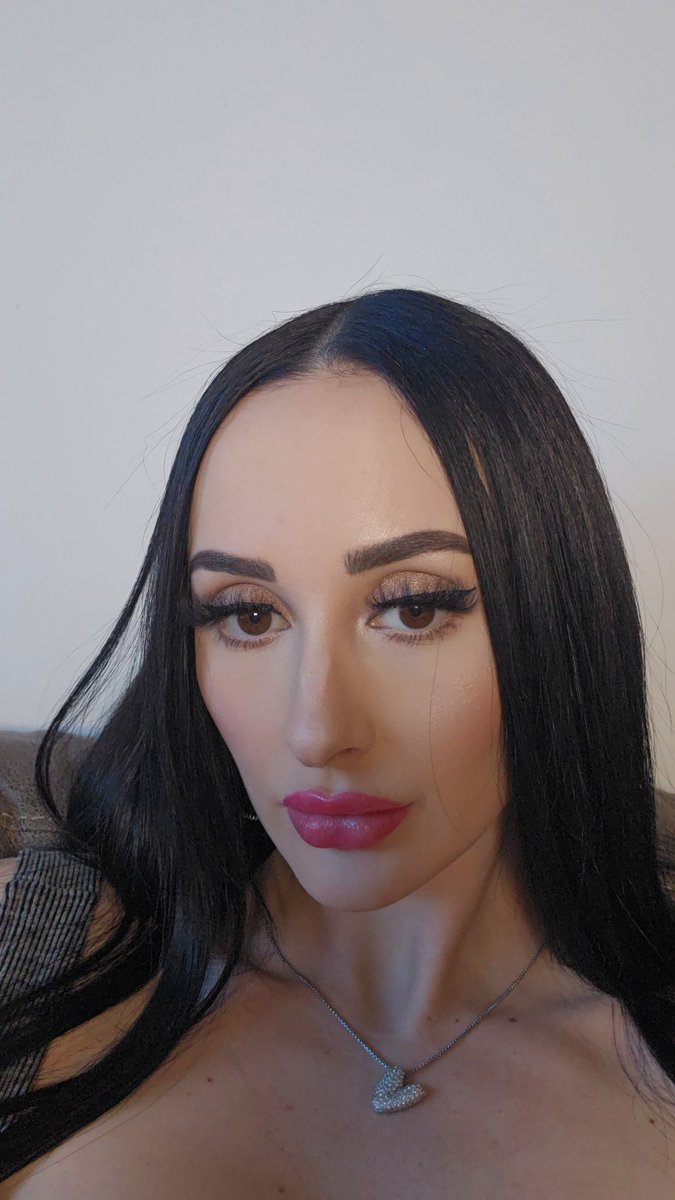 巨乳黒髪美女がソファで胸を揉みまんこを露出 — 誘惑の指で穴を弄られ絶頂