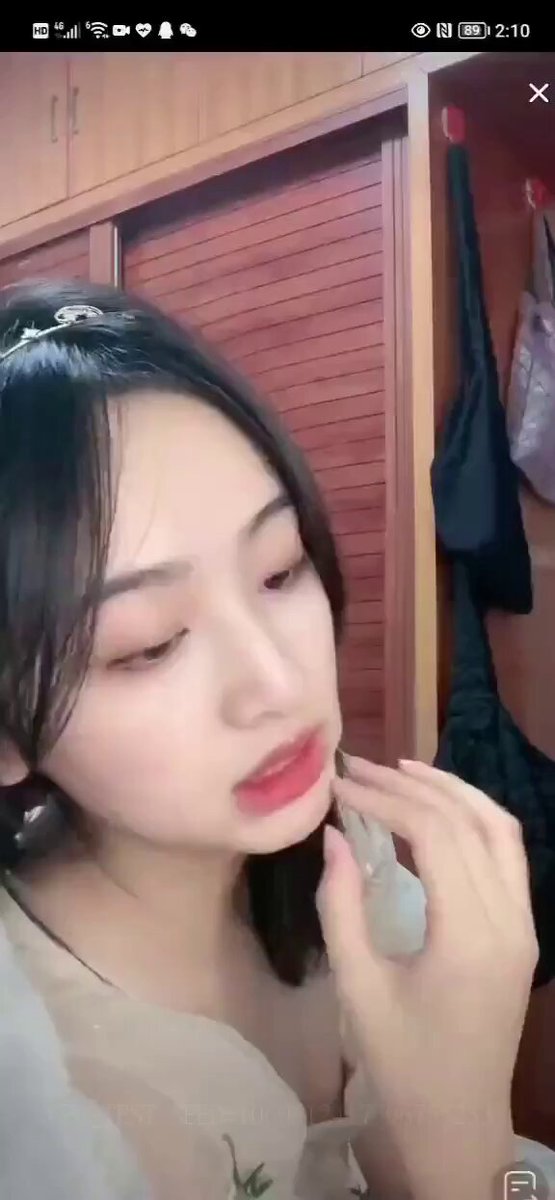 古風の美女が鏡の前で口紅を塗り、指で挑発して欲火に焼かれる！