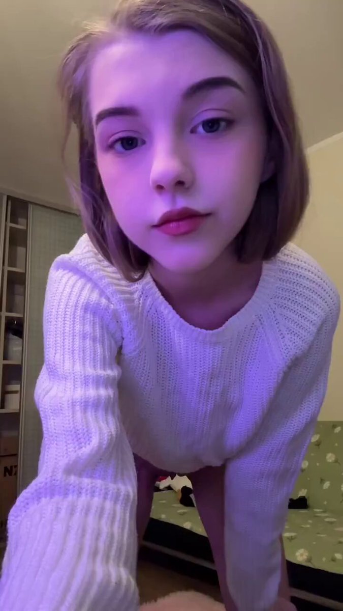 白いセーターの若い女性のヒップ誘惑！ベッドで秘部が見えそうな自撮り