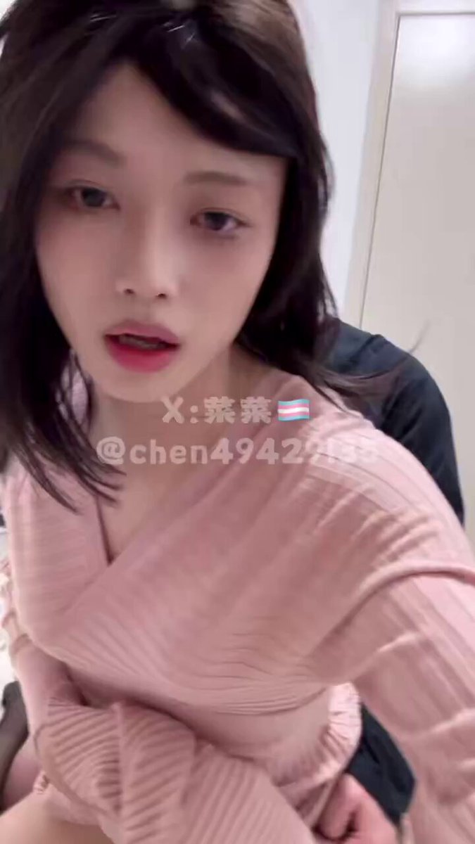 タイのレディーボーイ、ピンクのセーター誘惑ショー 巨根がピンクのあそこを激しく突く