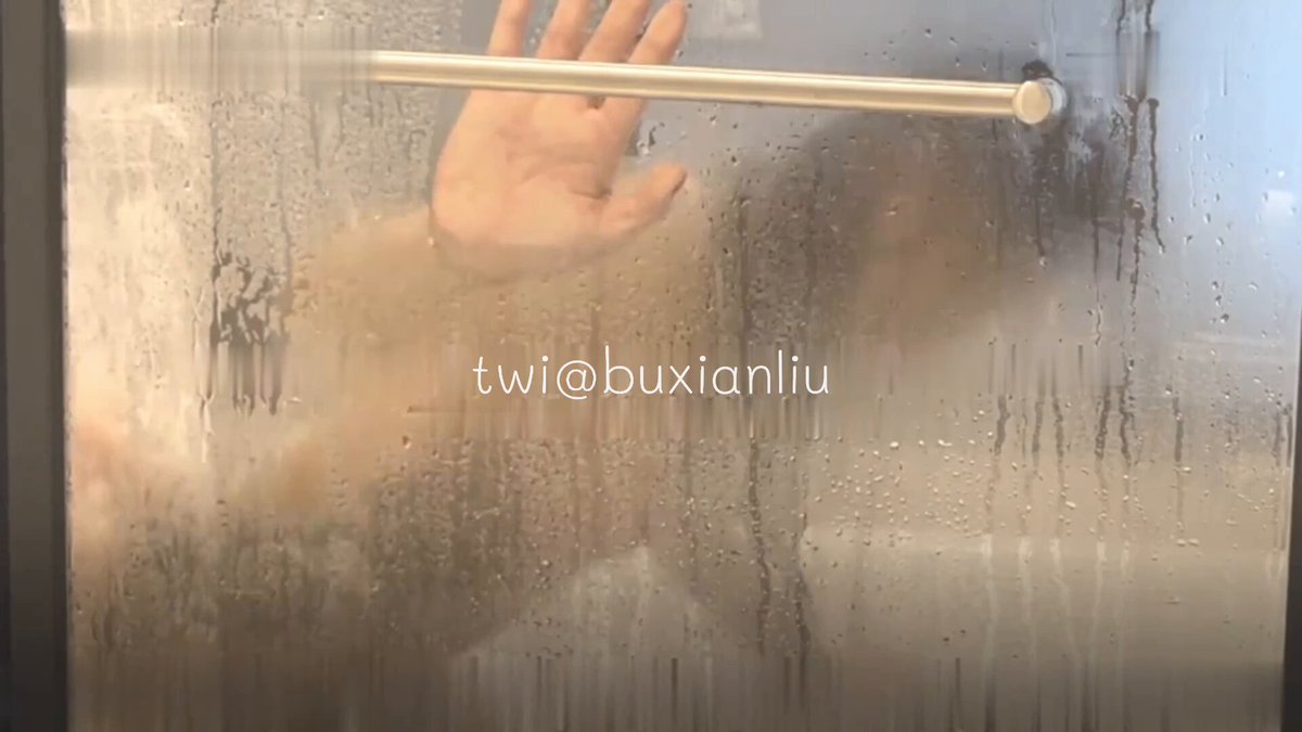 एक्सएचएस पर मेरी मुलाक़ात जिस कलात्मक युवती से हुई, उसका प्रोफ़ाइल चित्रों, संग्रहालयों और साहित्यिक कृतियों से भरा हुआ था—जो उसके सामान्...