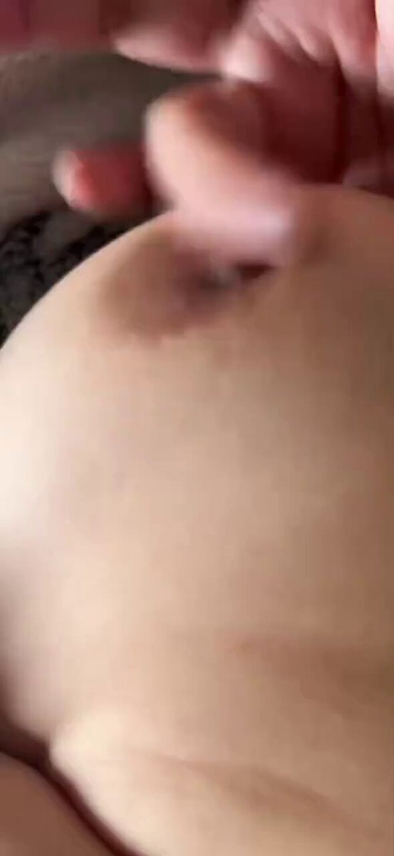 手指玩弄肿胀乳头！大奶妹子乳晕被揉到高潮