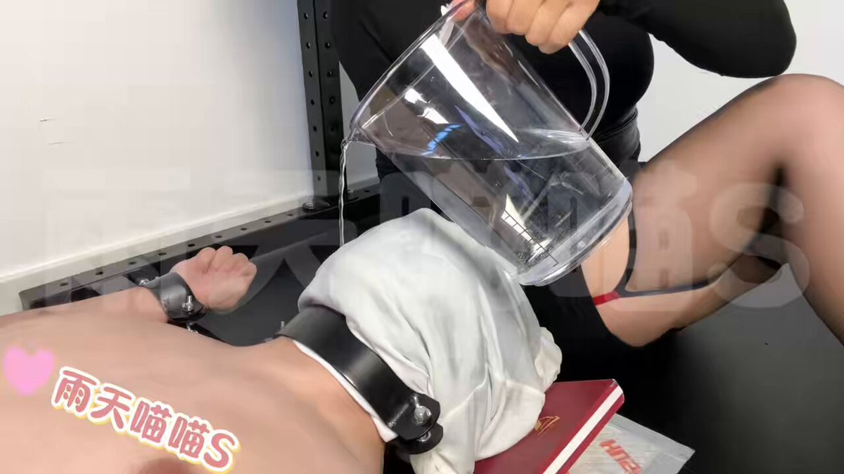 脖頸和手同時固定即使再難受也動不了持續給你進行水刑只能靠深呼吸來緩解～ #水刑#懲罰#男m #女s #捆綁#羞辱#調教#控制#呼吸控制 