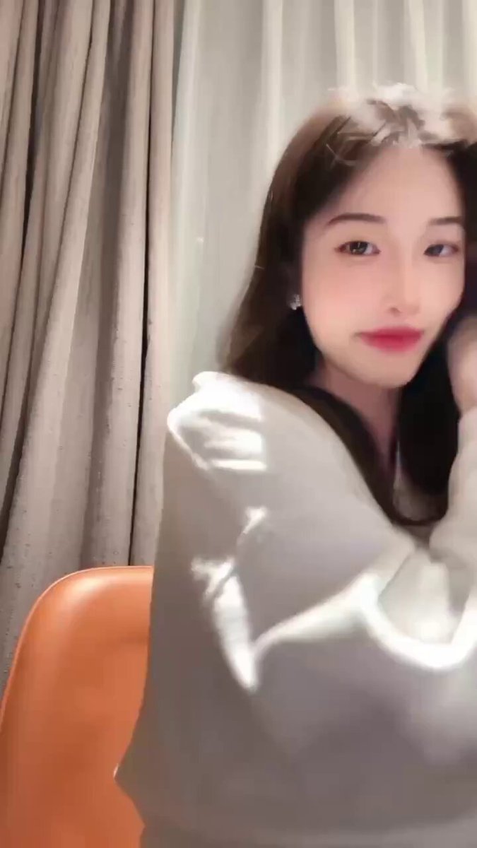 白い服の美女がホテルで誘惑！大きな目のビッチが口を開けてセックスを求め、その目つきは魅了する