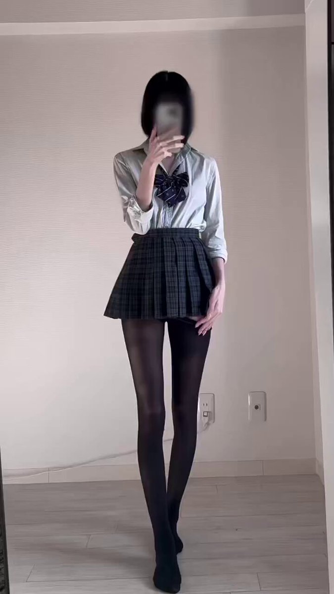 黑丝校服少女掀裙露大腿诱惑自拍