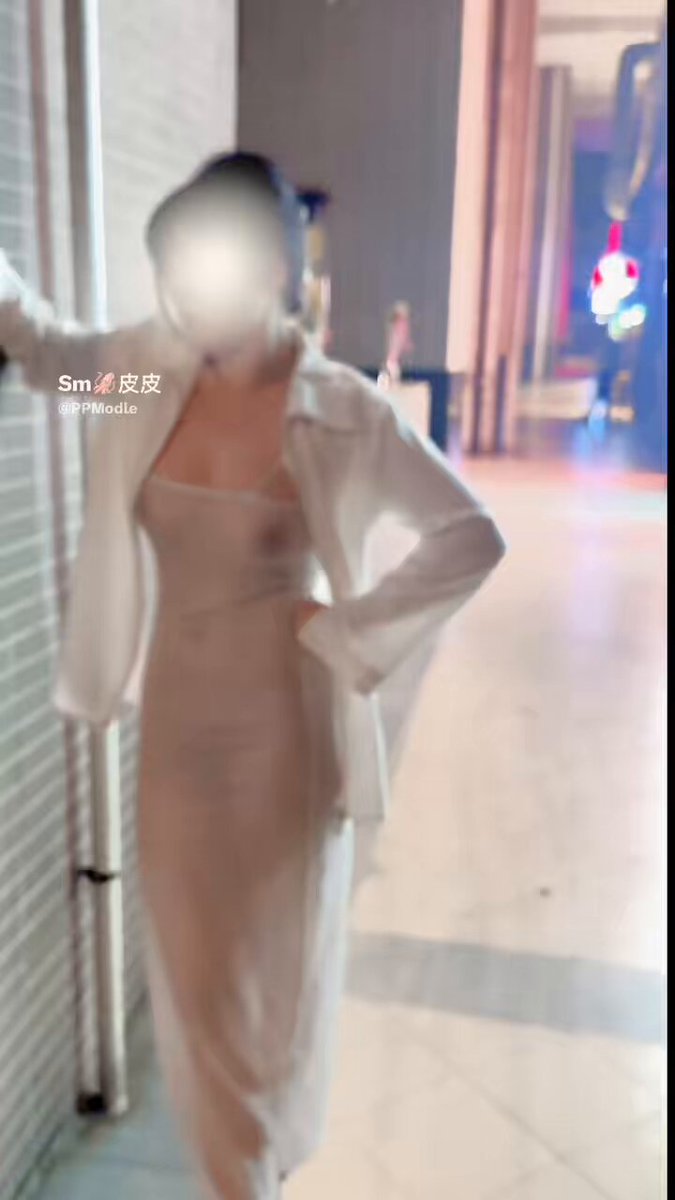 Sposób, w jaki uwodzi przechodniów na ulicy, wpychając sobie zatyczkę analną do cipki, jest jak próba zarobku przez prostytutkę, haha 🤭 ...