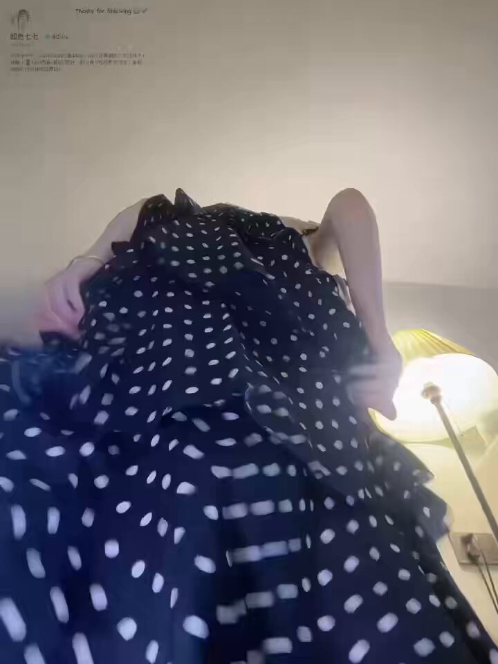 ドット柄の黒いスカートのヒップ美女がセルフタッチ、赤いパンティーで陰唇を露出し超誘惑