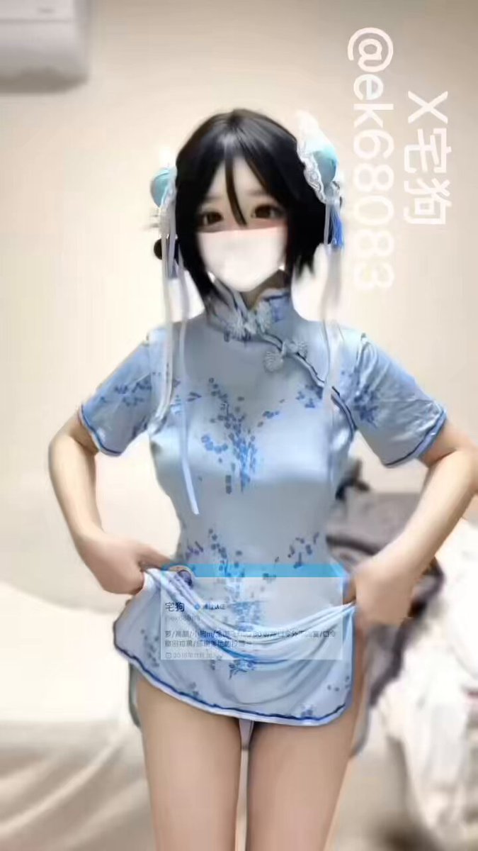 青いチャイナドレスのウサギ耳少女、股間を開けた爆乳全裸の誘惑