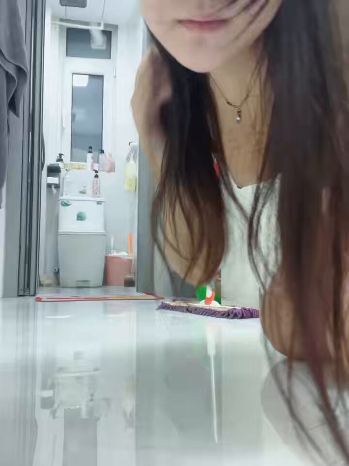 浴室で全裸ヒップ這い！長髪美女が跪いてお尻を突き出し、爆乳が揺れる