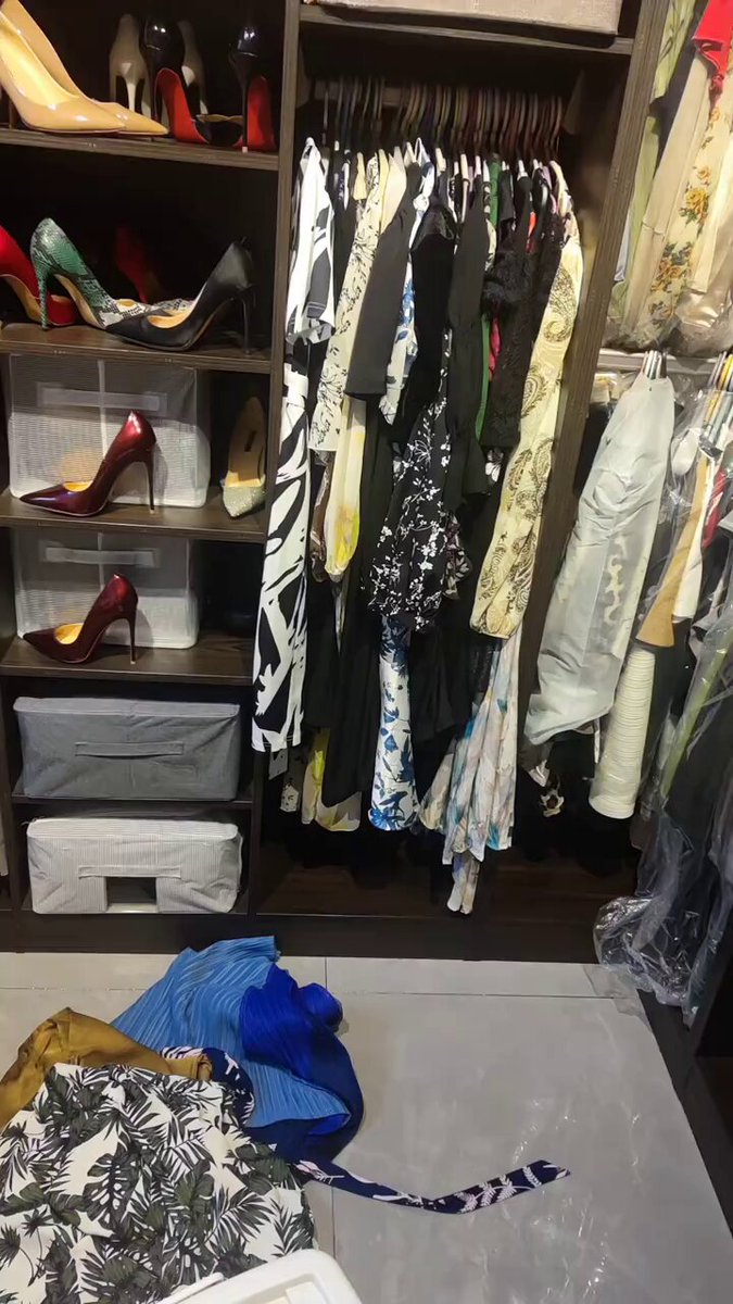 Akhir-akhir ini aku menangis setiap malam saat mendengarkan "Parallel Universe"-nya JJ Lin 😑