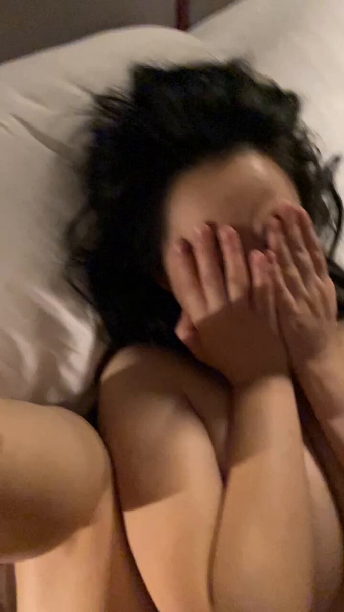 其实对丹姐来说，假期偷情的感觉真的很难拒绝…

就是没想到这个粉丝和你们是自己人，一定要把手机放在前面，说拍下来给你们看。叉开双腿让他摸，被...