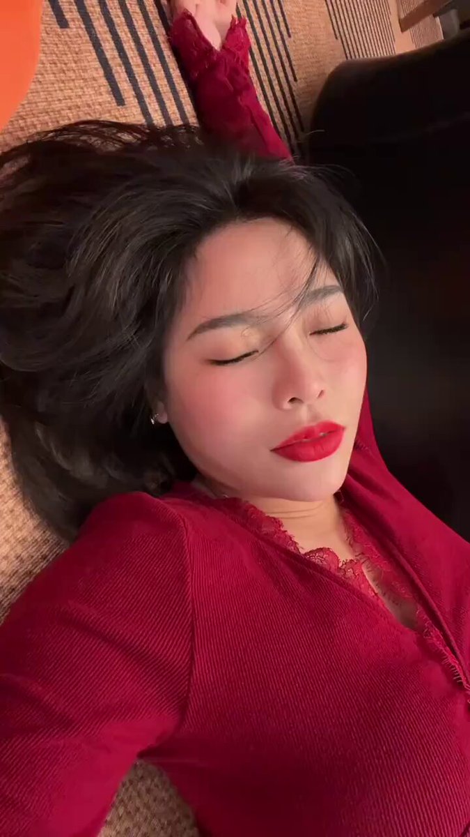 少女哪有少妇好，看着我的脸，不许关灯，不许躲避，也不许害羞。 