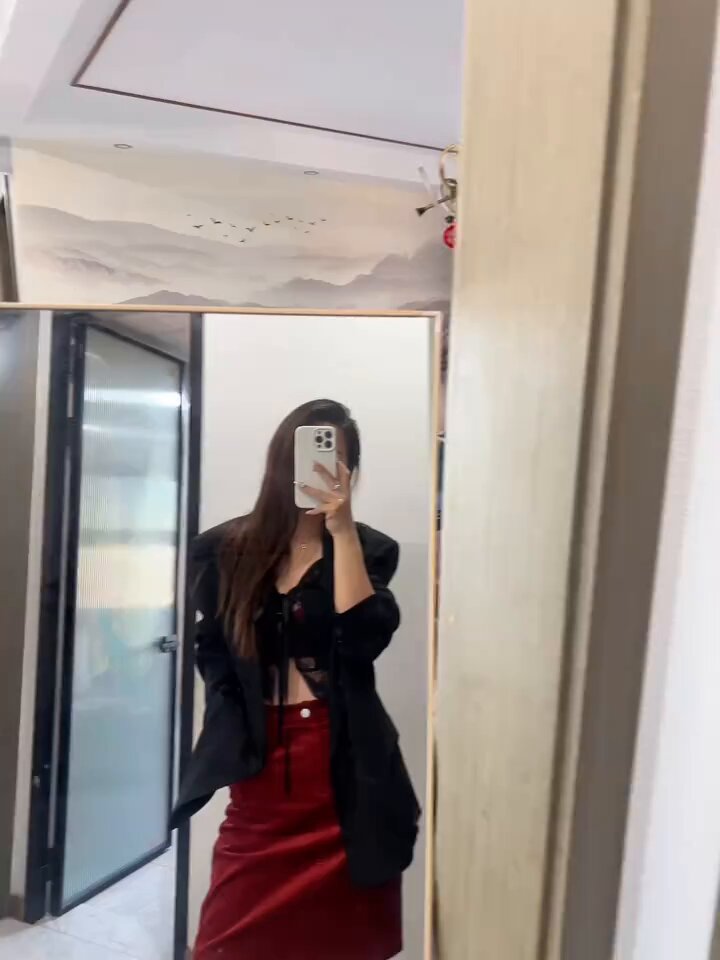 Black-stocking OL beauty seduces with mirror selfies — perky ass wiggling, waiting for you to fuck!