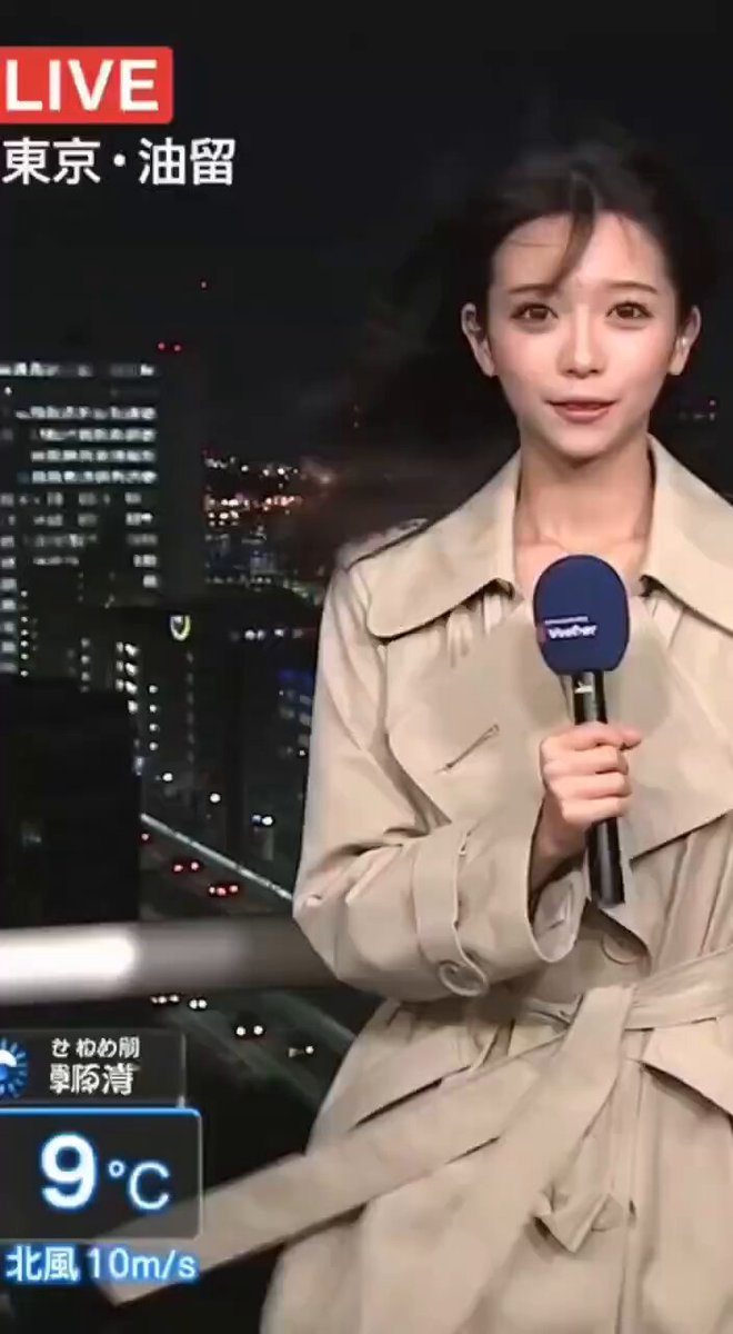 セクシーな女性ストリーマーがライブ配信中に露出！風衣の下で紫色のランジェリーが美しい胸と豊かなヒップを大胆に見せる