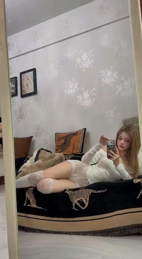 Mirror Temptation! Long-Legged Beauty in White Stockings Shows Off Her Perky Butt in a Super Seductive Selfie