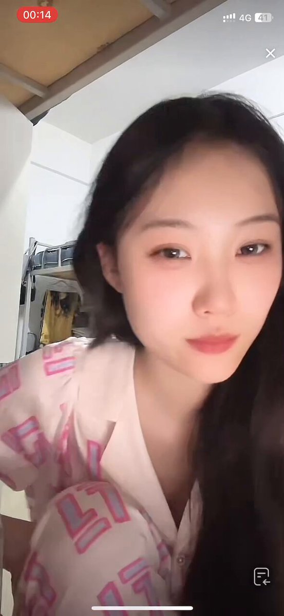 女大主播宿舍疯狂走光 