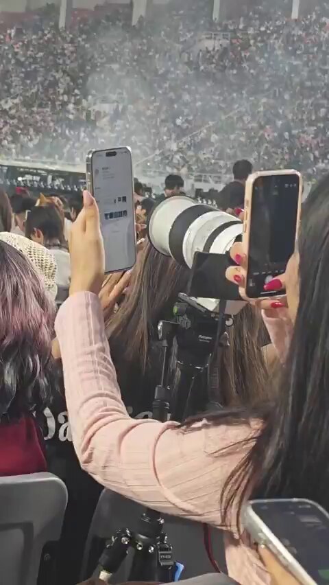 演唱会粉红辣妹握巨炮狂撸！长腿美女现场自慰高潮喷汁