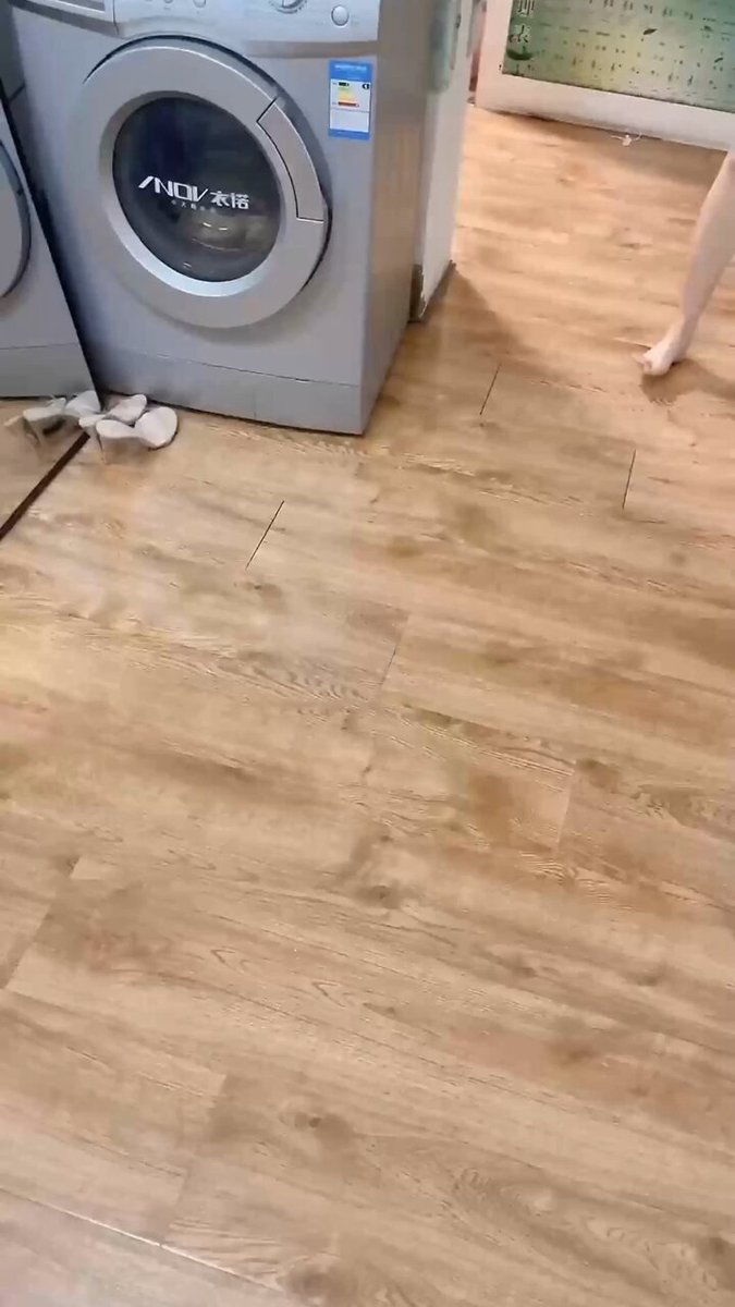 洗衣机旁翘臀诱惑！骚货脱裤自慰喷水高潮