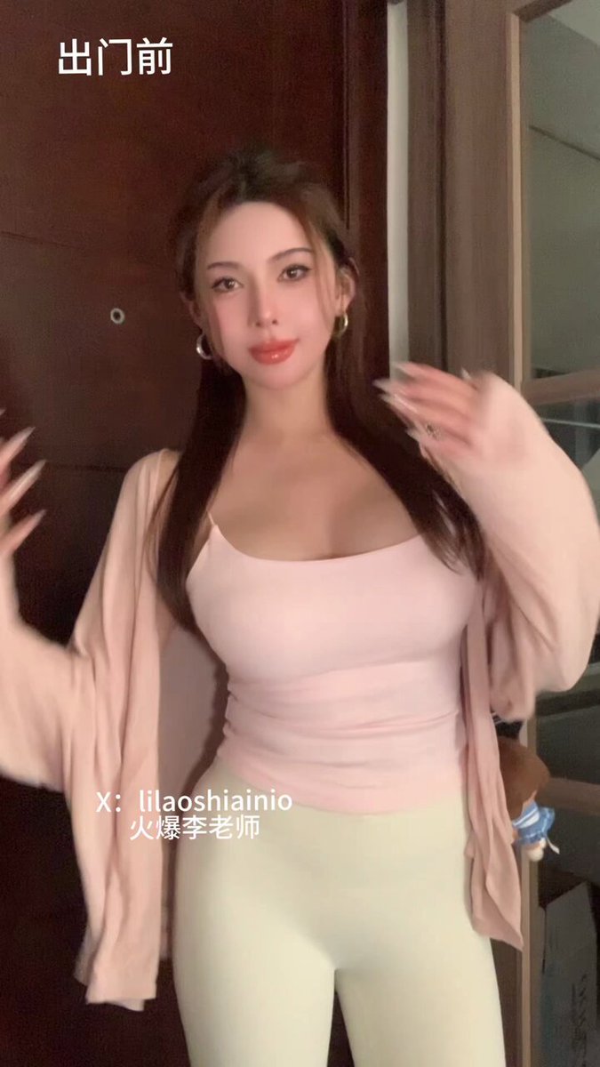 小晓曈曈出门前巨乳摇晃诱惑，粉嫩吊带紧裹爆乳翘臀！