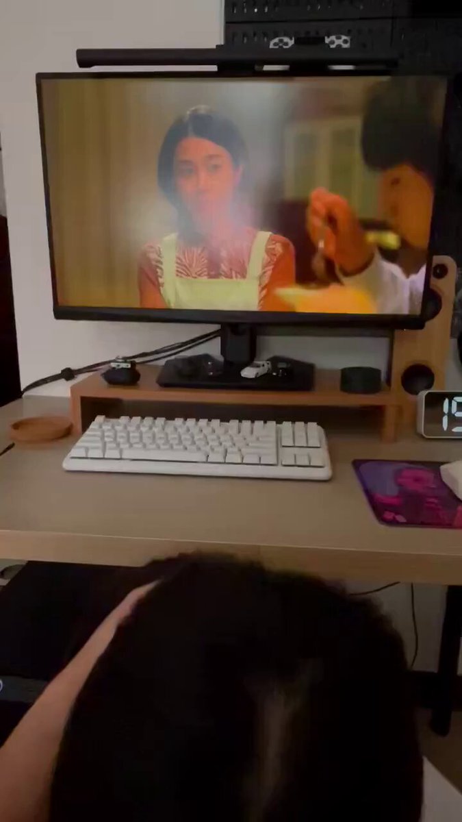 一边追剧，一边吃棒棒糖，一口爆满，真喜欢 