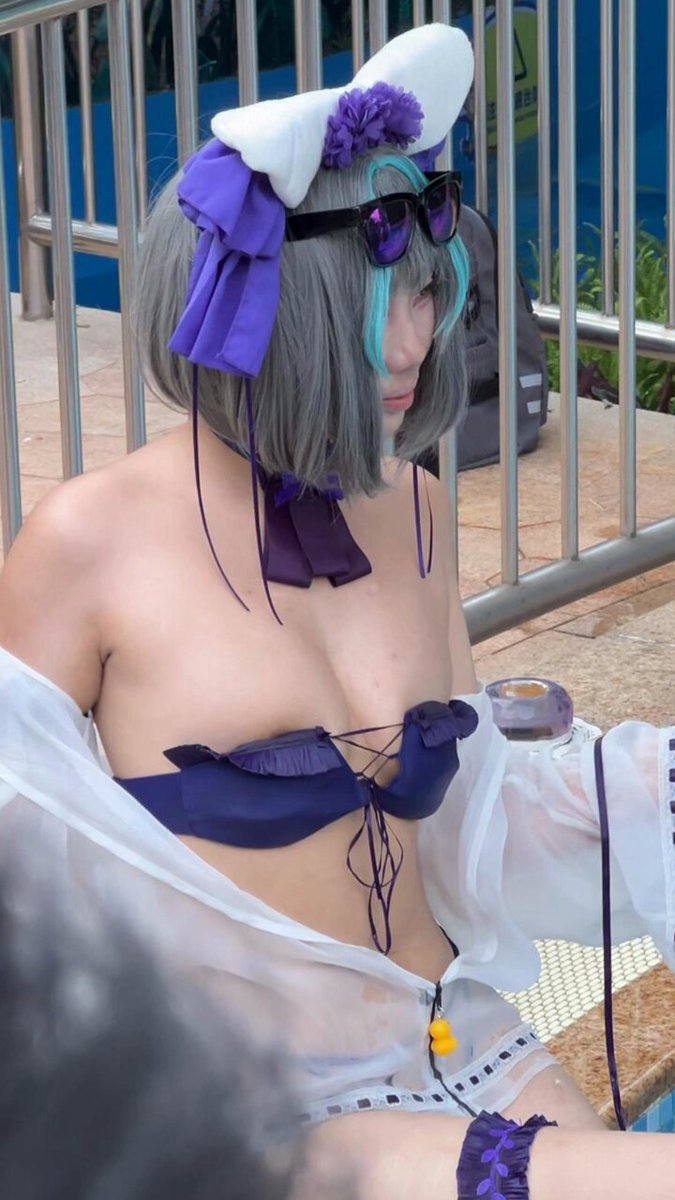 Seorang cosplayer seksi di pameran komik, Taman Air Chimelong, dengan payudara besar dan rambut kemaluan terdedah, terlalu menarik untuk ...