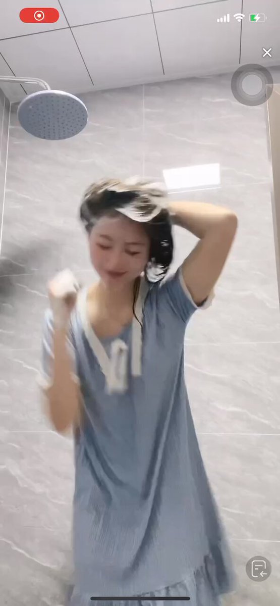 主播还没发现事情的严重性，还在跳舞呢😂 