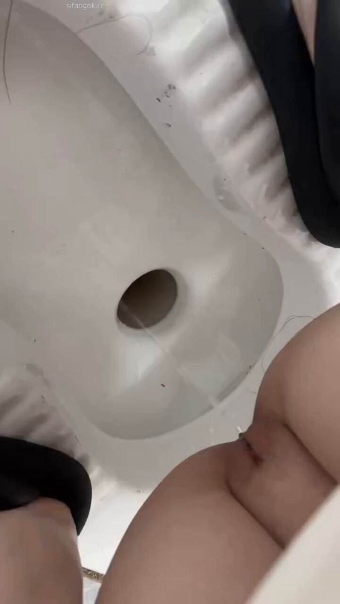 马桶上翘臀喷尿！骚穴对准洞口狂流汁水