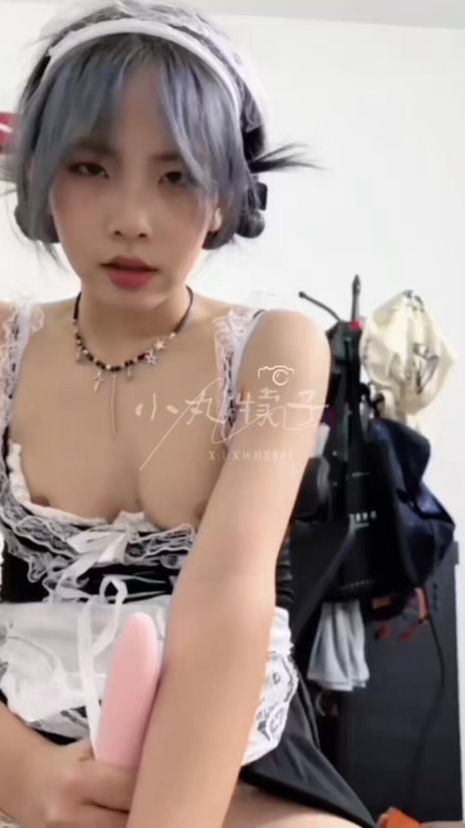 青髪メイドが狂ったように巨根を舐め、ディープスロートで顔射絶頂！123av.fun独占