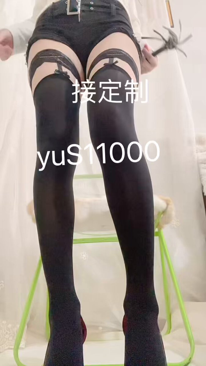 那就跪着被羞辱
仰视主人的脚底👠
只能伺候主人做个舔脚奴🙄️
最刺激的时刻就是现在
被主人踩在脚底下摩擦着你的狗脸
啧啧🖤
喜欢主人脚底的气味
...