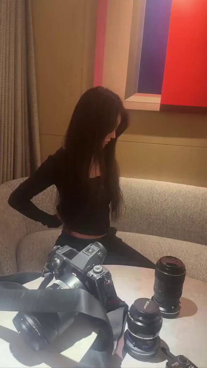 長髪美女フォトグラファーがホテルで黒ストッキングの誘惑を仕掛け、カメラの前で濡れたマンコをいじって絶頂する