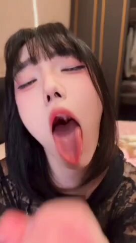 黑丝美女伸长舌头勾引狂舔 超诱惑自摸秀