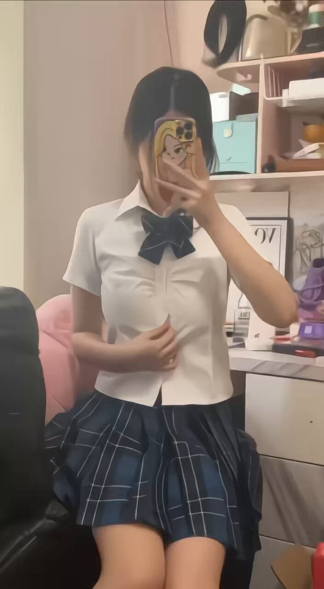 Female college students who like taking selfies 