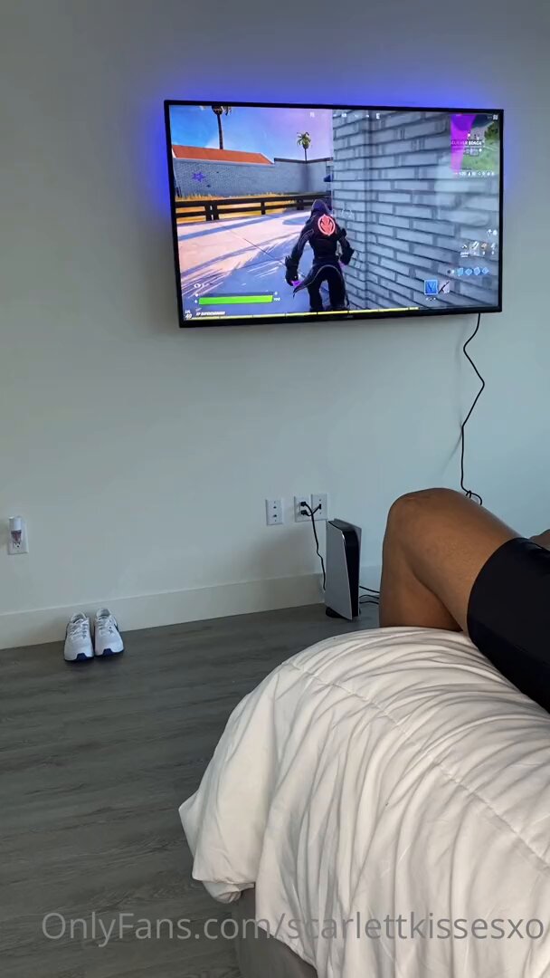 金髪セクシー娘がFortniteをプレイしながら太ももを露出、超ミニスカの下でプリッとしたヒップが激しく求められている！