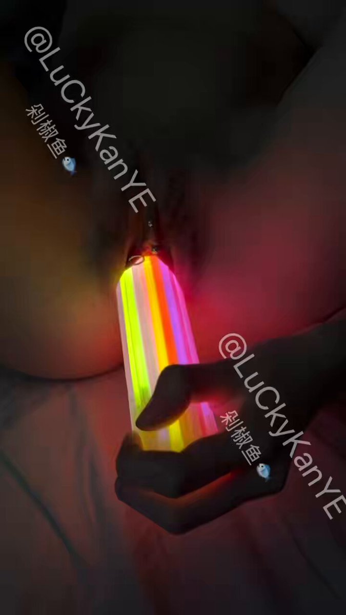 Lucky Kanyeが蛍光棒で濡れたあそこを激しく突き潮吹き絶頂