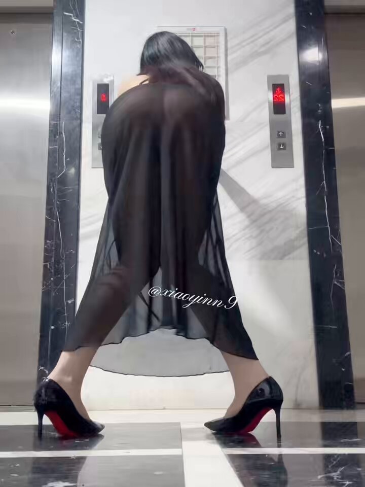漏出真的会上瘾的啊 没有穿内裤 到电梯旁zw 太刺激了 还能听到电梯里有人在说话 谁会想到外面的我就隔着一道电梯在zw 太怕突然停到我这一层了 🥹好...