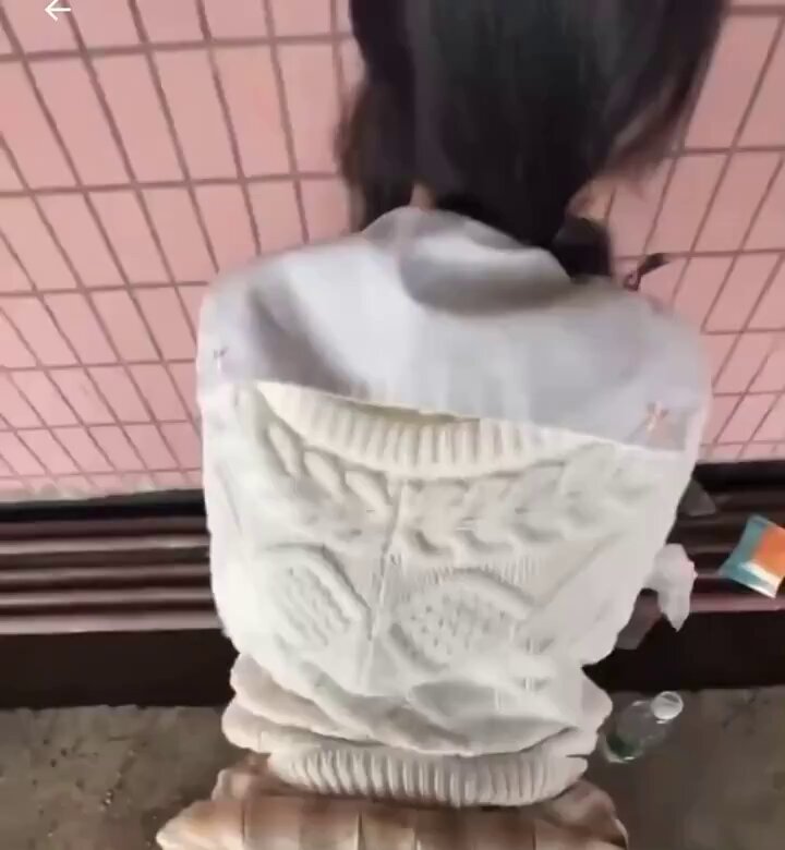 地铁翘臀美女白毛衣下神秘湿痕！蹲姿诱惑大放送