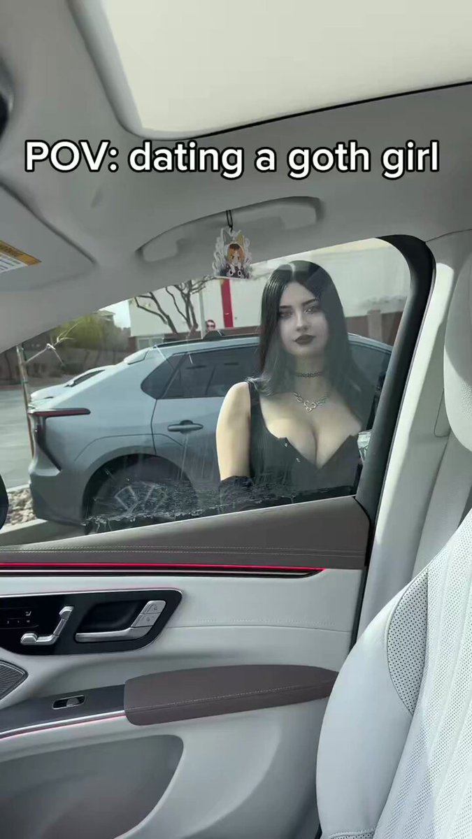 車で誘惑！ゴスの黒ストッキング美女が運転しながら爆乳を揺らすワイルドなデート