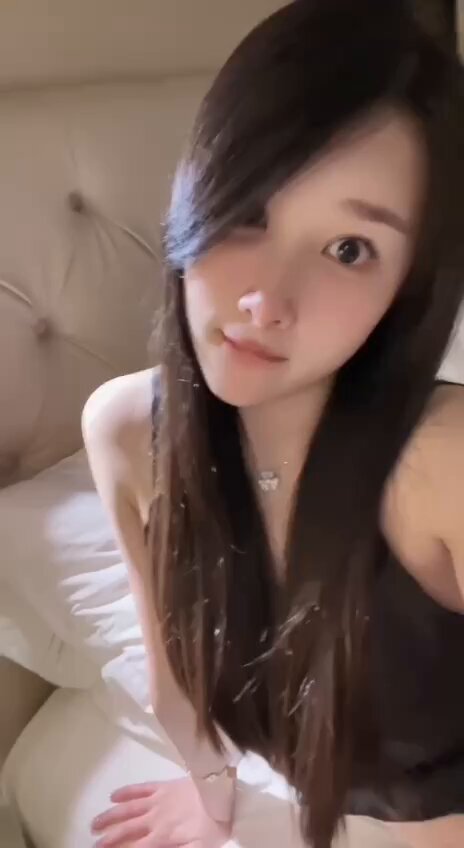 黒髪ロング美女のベッド自撮り誘惑　肩見せ黒キャミが超セクシー