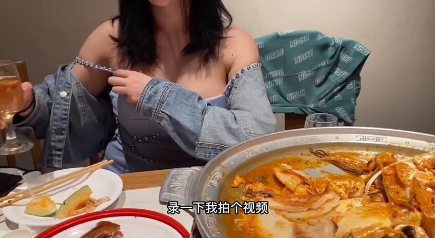 绿帽男第一次带着淫妻约单男在餐厅里玩露出勾引单男,饭后淫妻一进门就忍不住脱掉衣服要给单男舔鸡巴,被单男的大肉棒馋坏了,骚起来完全不顾自己...