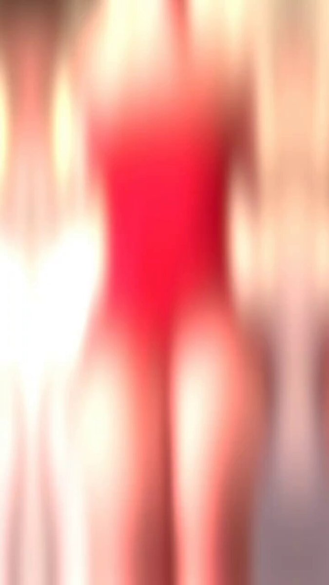 赤いドレスの美女が脱いで全裸になり、ヒップを強調して誘惑する。裸体の大きな胸が揺れ、超誘惑的！